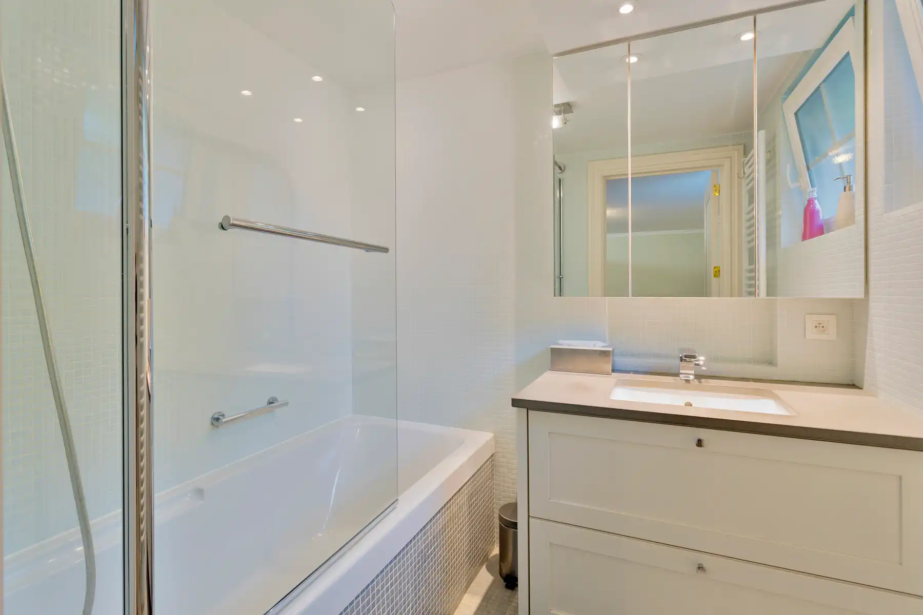 Gerenoveerde hoeve met bijgebouwen en 8 stallen. foto 18