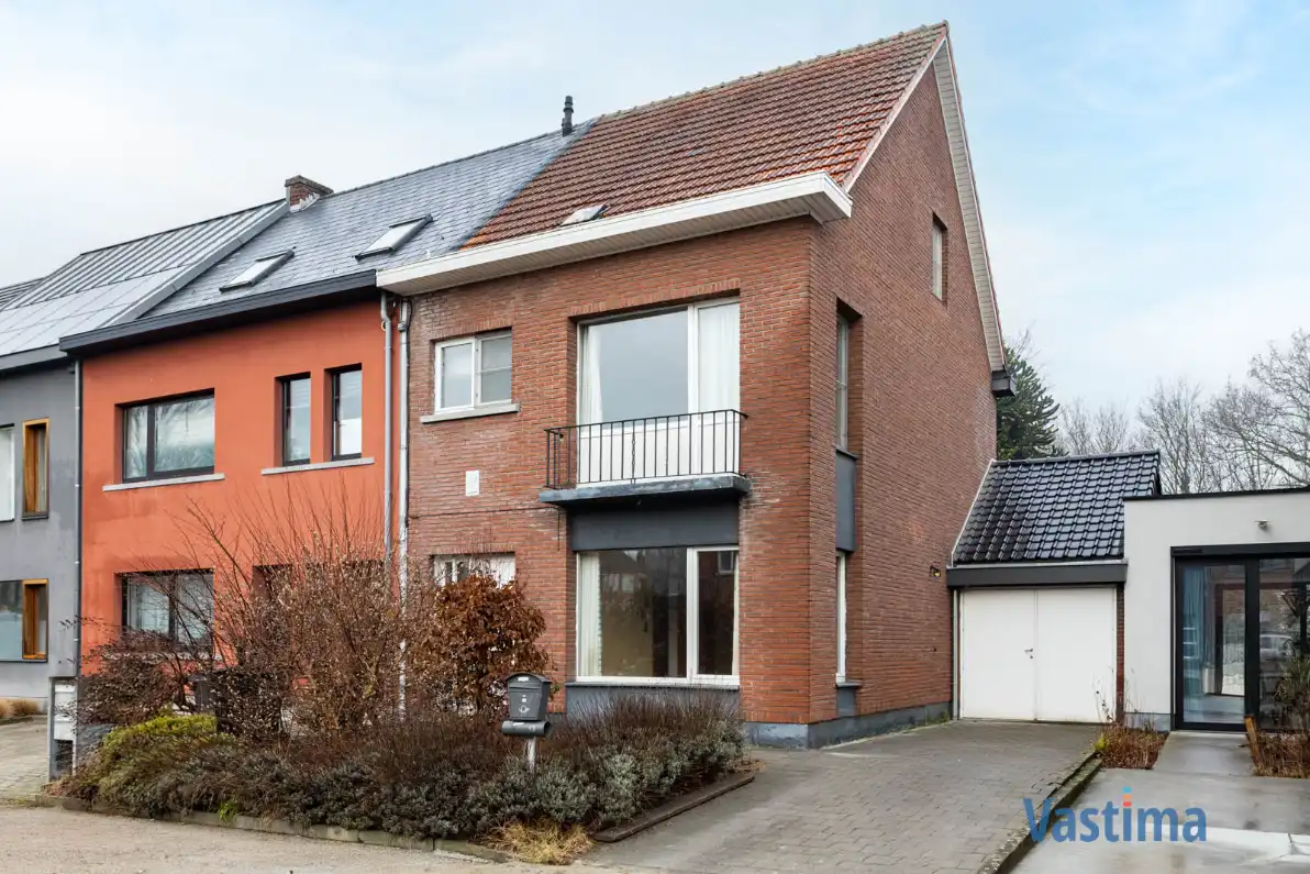 Hoofdfoto van de publicatie: Op te frissen gezinswoning met 3 slaapkamers, garage en tuin