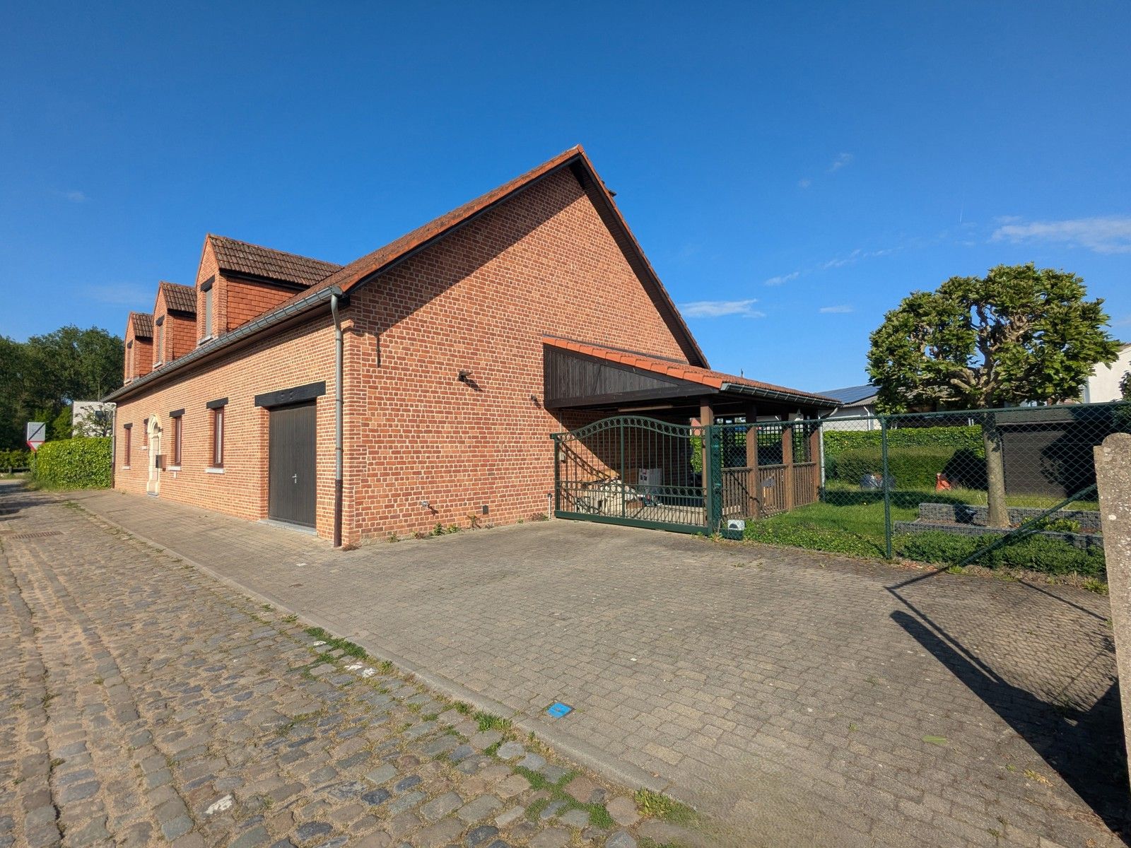 Ruime hoeve met mooie tuin + veel parking in rustig straatje foto 4