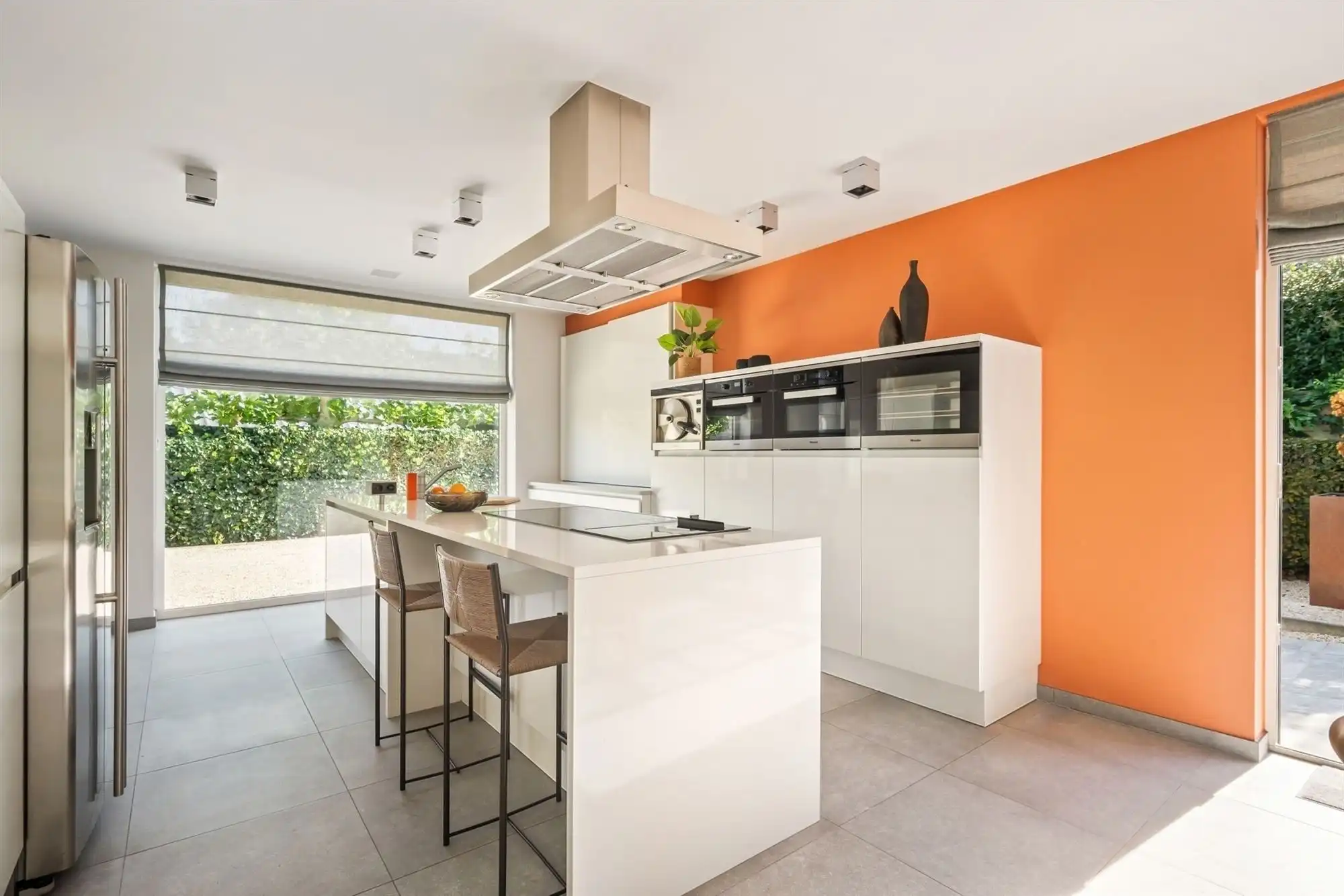 Knappe villa rond een glazen patio met gastenvleugel en 2 liften foto 13