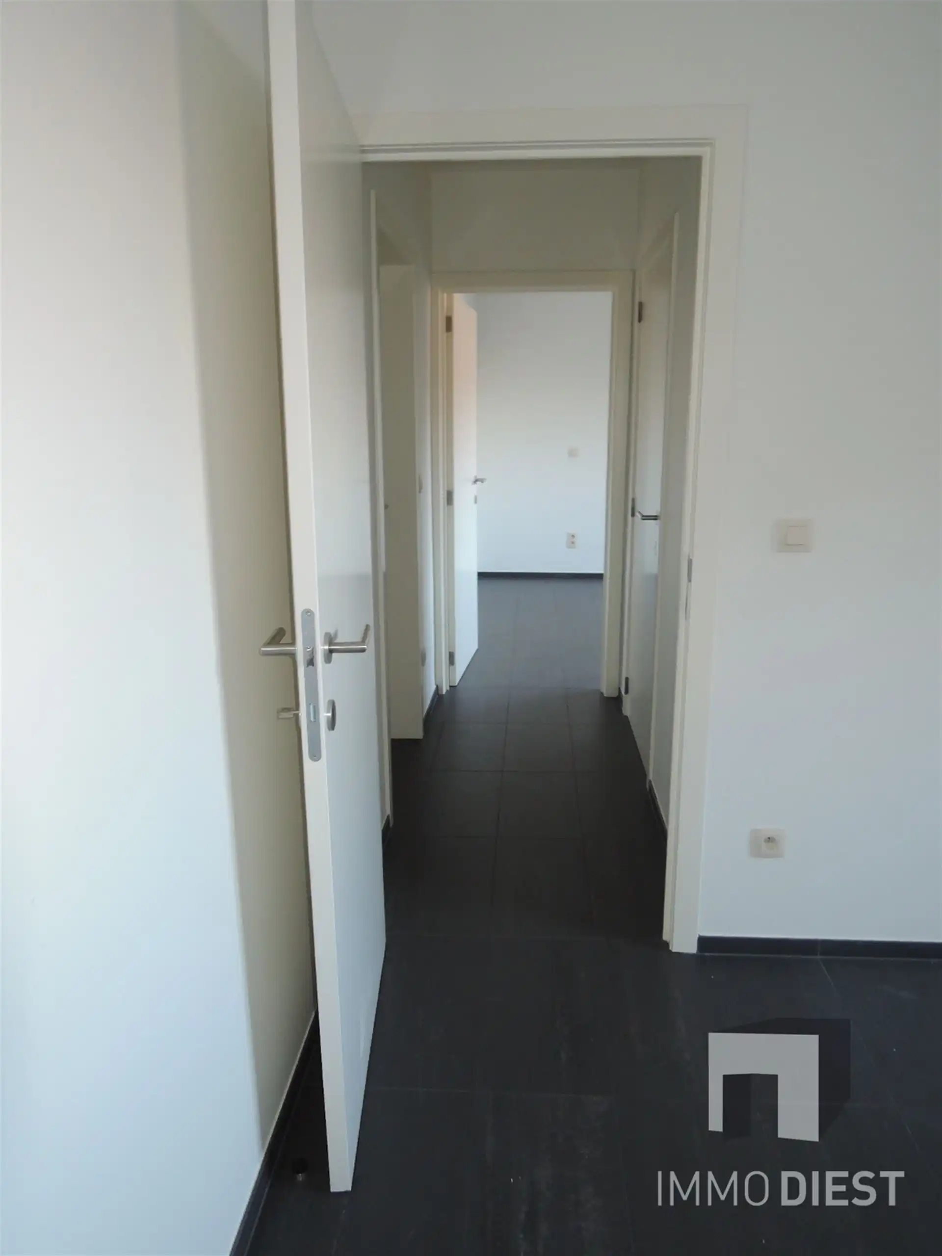 Prachtig ruim appartement met veel lichtinval bestaande uit twee slaapkamers, terras, ondergrondse staanplaats in het centrum van Halen. foto 19