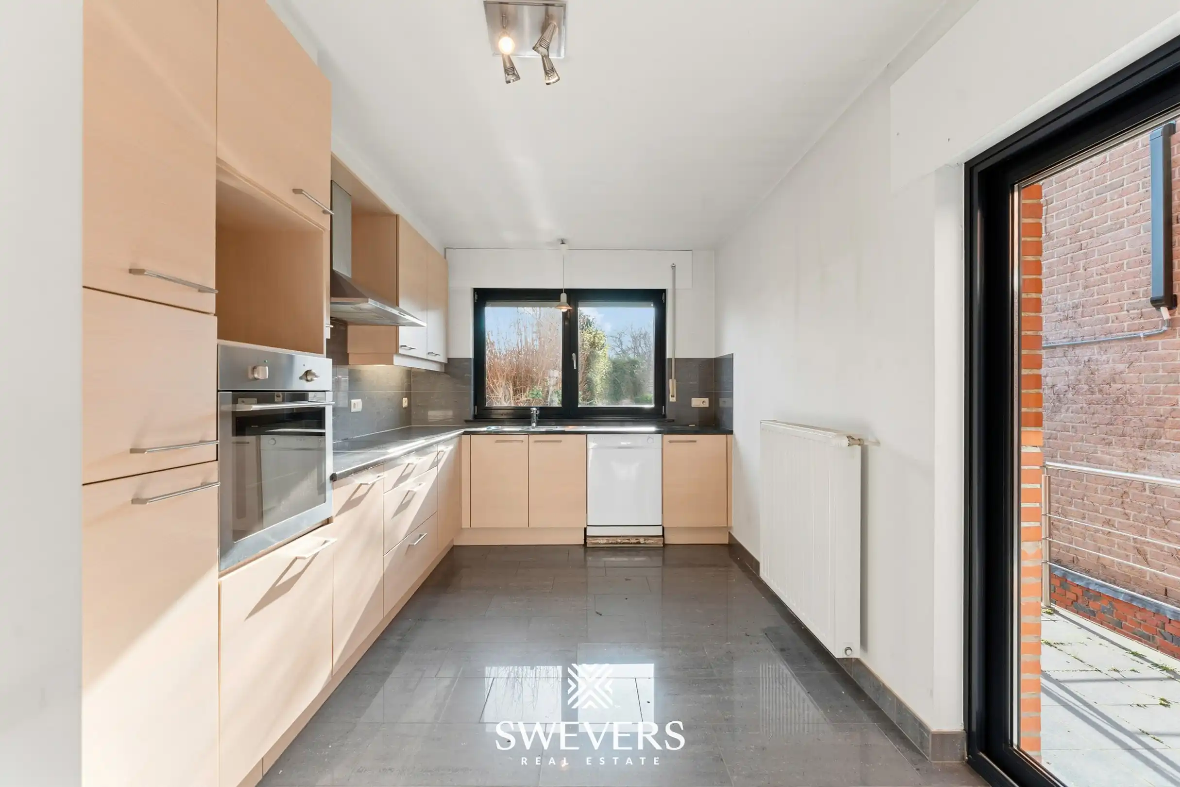 Verrassend ruime gezinswoning: 4 slaapkamers, garage, kelder & zolder foto 8