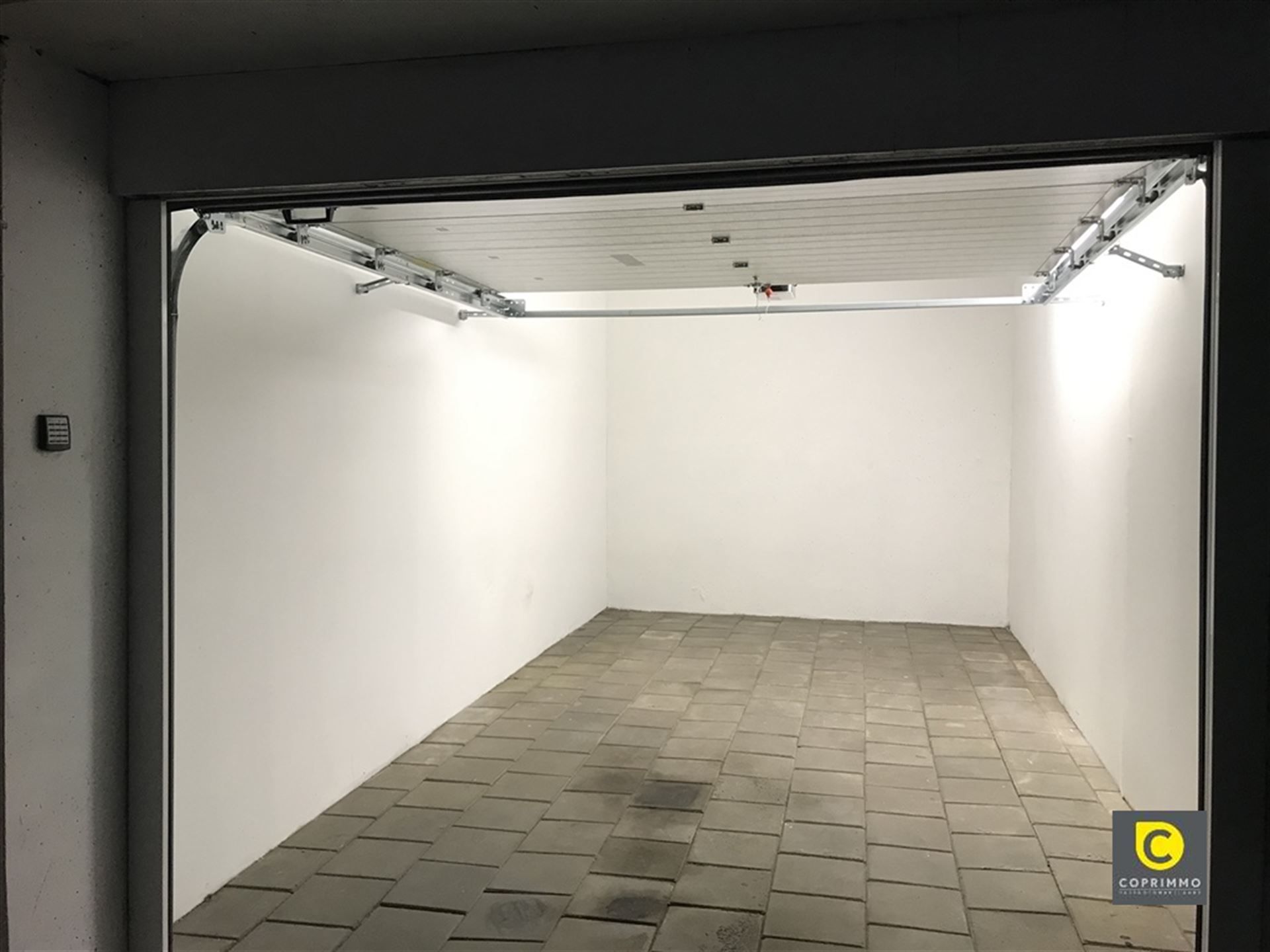 Box met afstandsbediening en elektriciteitsmeter foto {{pictureIndex}}