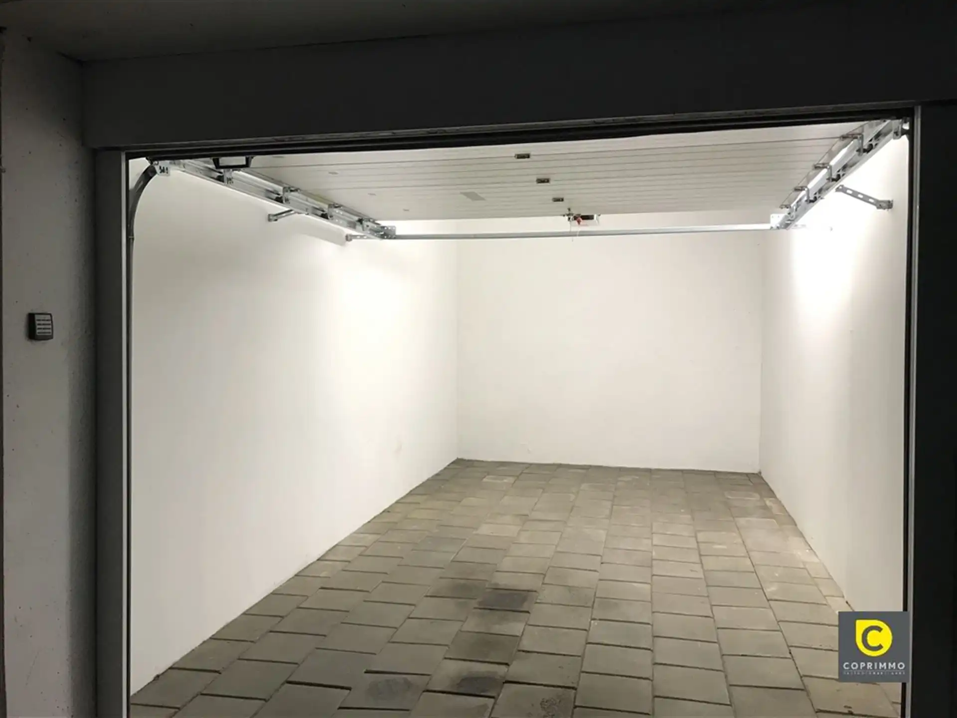 Box met afstandsbediening en elektriciteitsmeter foto {{pictureIndex}}