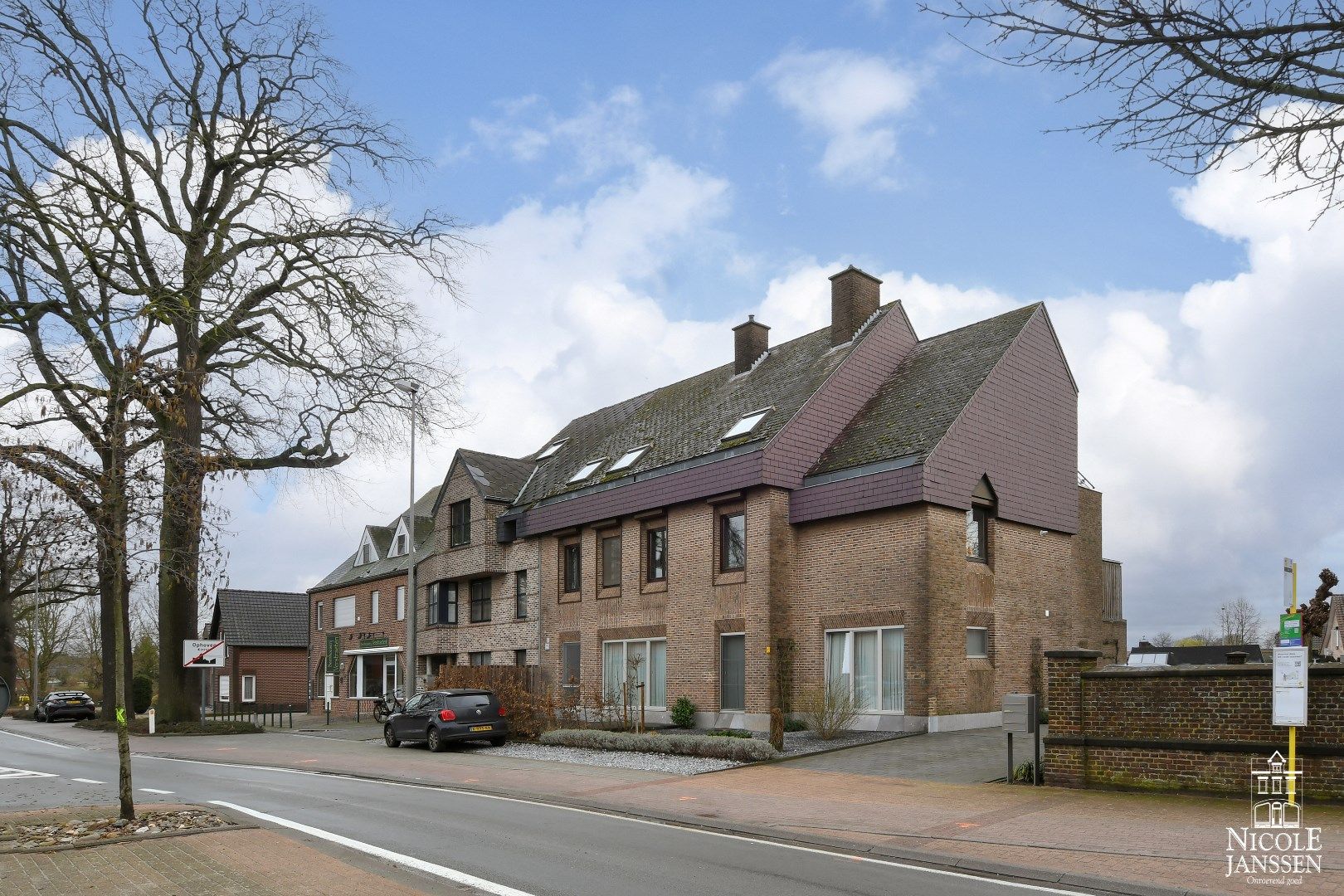 Interessant opbrengstgebouw met 4 appartementen en 2 handelsruimtes  foto 2