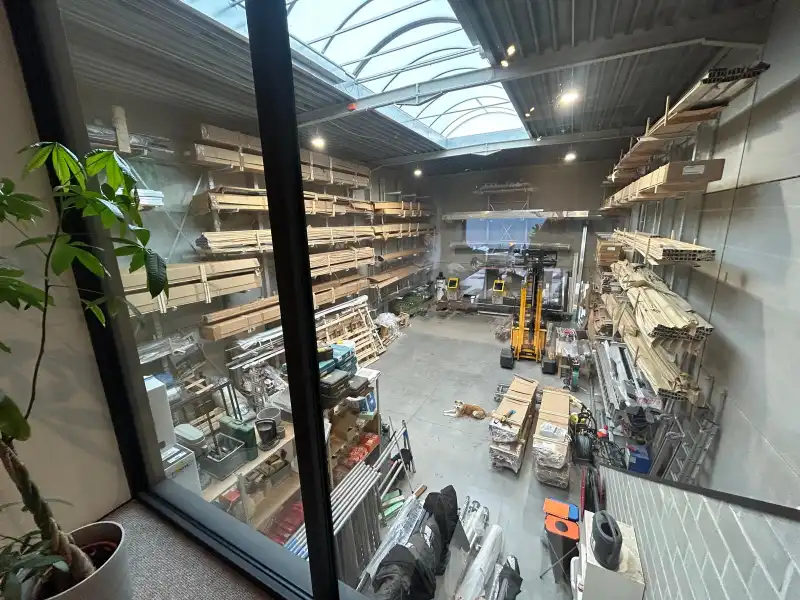 KMO-unit van 253 m² met kantoor en parking – topligging!! foto 10