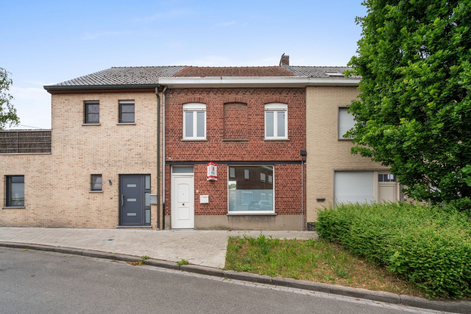 INSTAPKLARE WONING MET GARAGE EN UITWEG foto {{pictureIndex}}