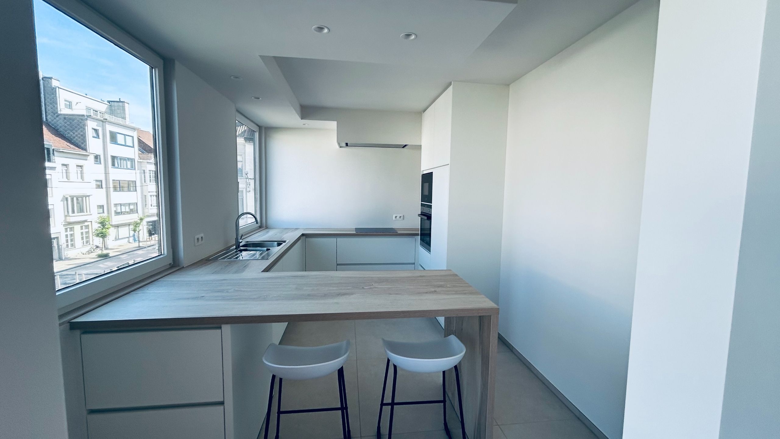 Ruim gerenoveerd appartement met autostaanplaats en berging in centrum Kortrijk foto 3