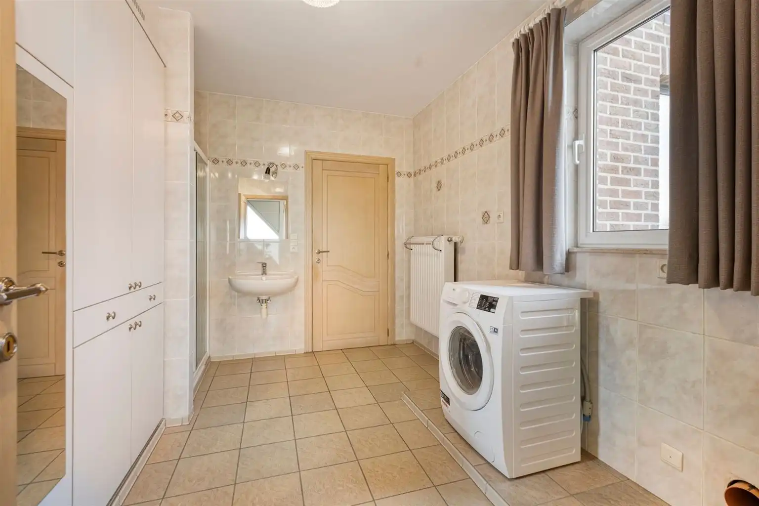 Ruime, vrijstaande woning op een perceel van 965m2 met 3 slaapkamers, inpandige garage en tuin, rustig doch centraal gelegen in Oud-Dilsen. foto 9