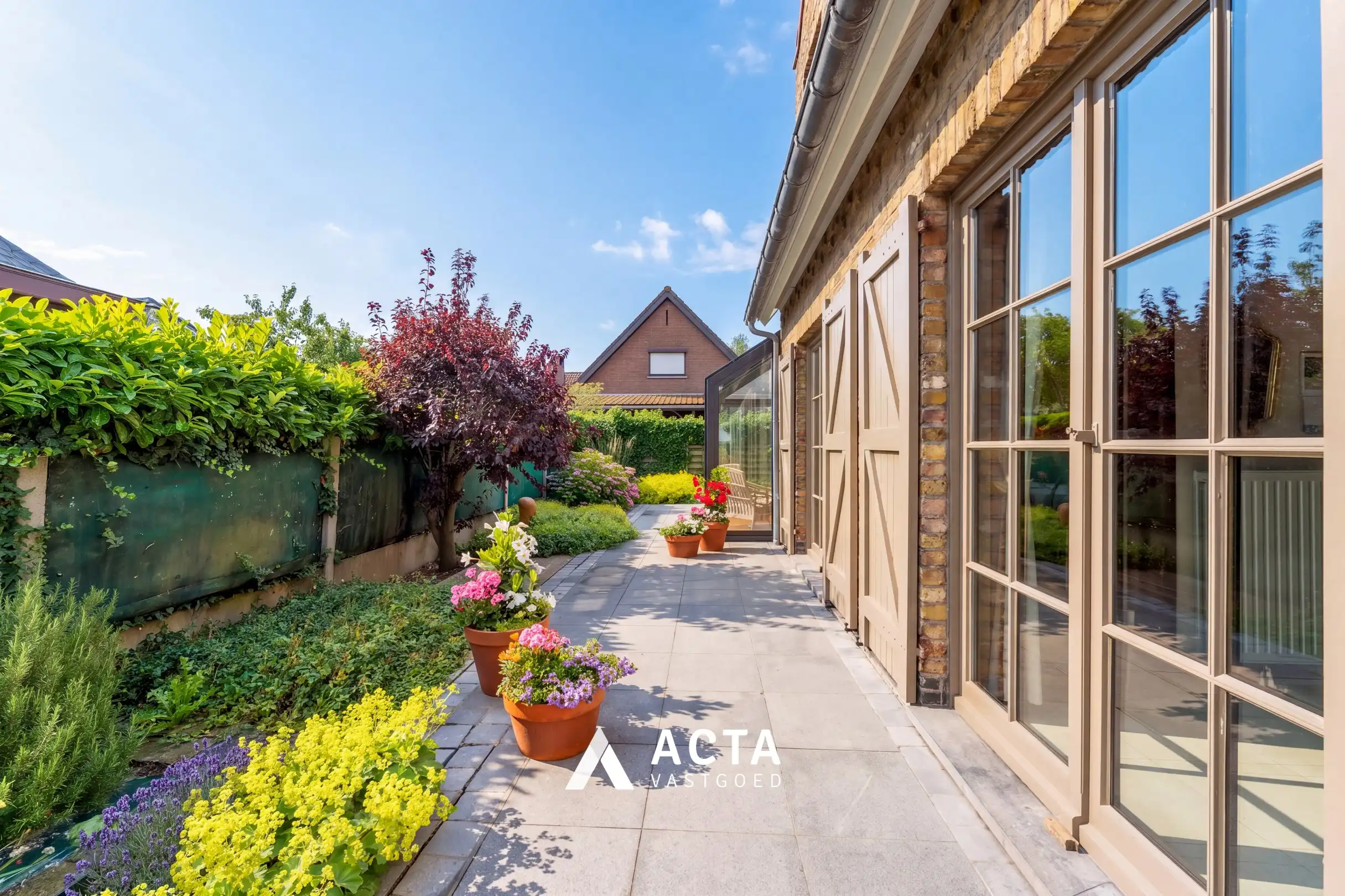 Ruime villa met zonnige tuin en garage foto 12